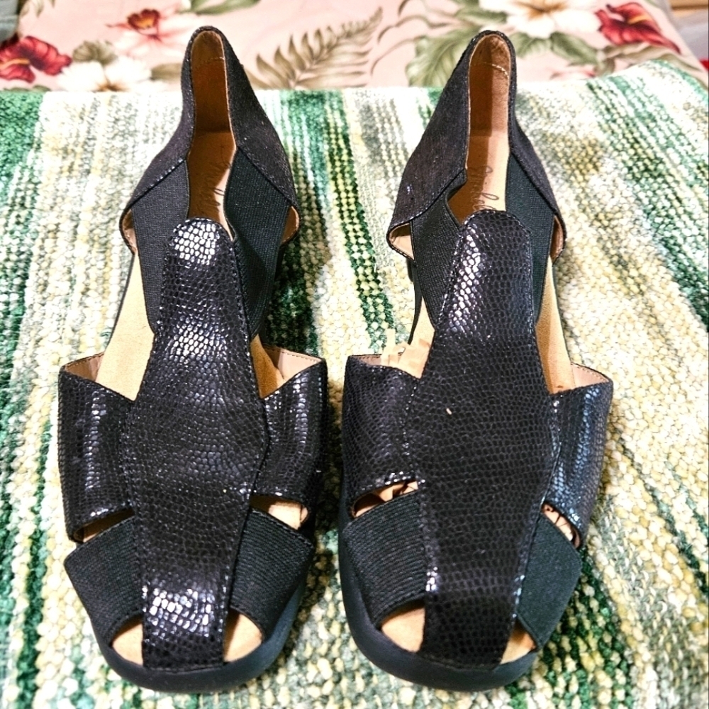 #087 MICHELLE D- BLACK SNAKESKIN FISHERMAN FLATS SIZE: 7 M